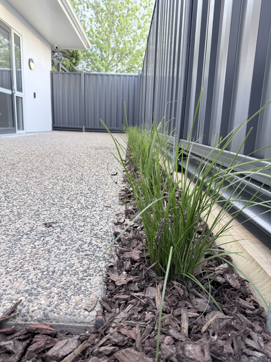 Blade fencing with aggregate path