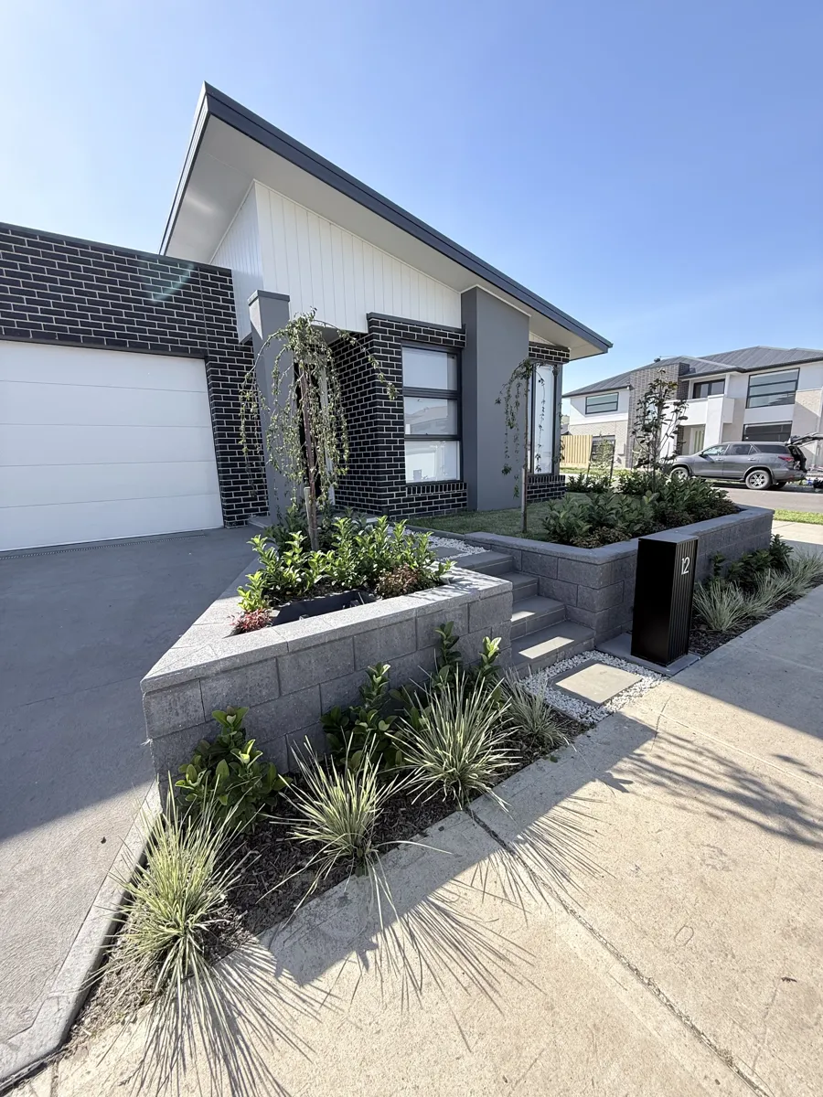 Block retaining corner garden